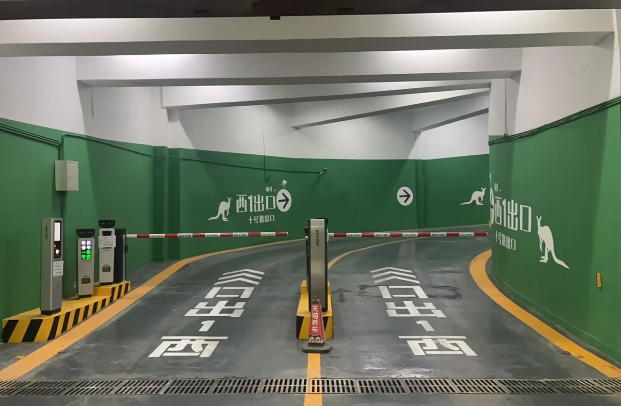 王府井奧萊UP TOWN停車(chē)場(chǎng) 王府井奧萊UP TOWN停車(chē)場(chǎng)